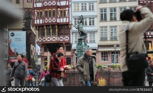Touristen am Gerechtigkeitsbrunnen mit der Brunnenfigur Justitia, am R?merberg. (Frankfurt am Main)