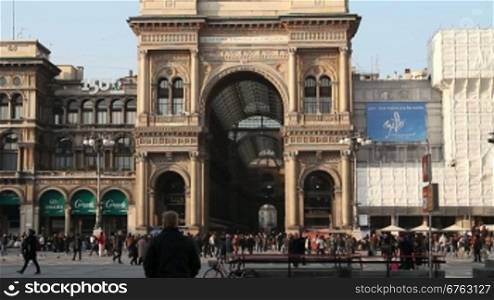 Touristen an der Piazza del Duomo (Mailand)