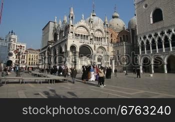 Touristen auf dem Markusplatz in Venedig