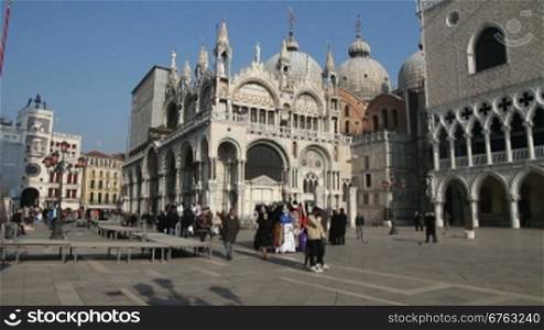 Touristen auf dem Markusplatz in Venedig