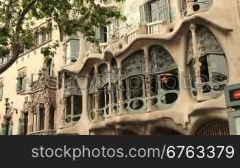 Touristen besichtigen die Casa Mila von Gaudi (la Pedrera)