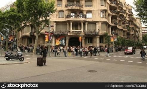 Touristenschlange an der Casa Mila von Gaudi (la Pedrera)