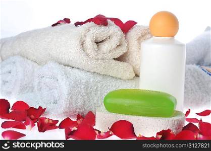 towels and accessories to bathing lie on table