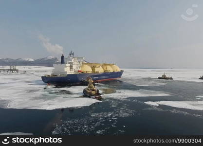 Towing a liquefied gas tanker. Transportation of hydrocarbons by sea.. Towing liquefied gas tanker. Transportation of hydrocarbons by sea.