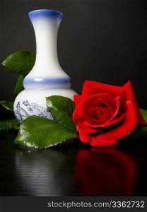 traducciA?n del espaAol al inglAslarge red rose next to a white decorated vase