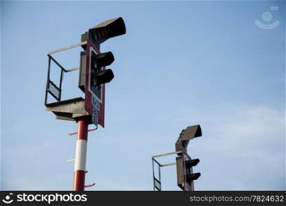 Traffic light. The Raja of the mast indicator light tells the rail corridor.