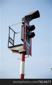 Traffic light. The Raja of the mast indicator light tells the rail corridor.
