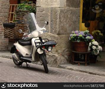 Transporting flowers with motor-cycle