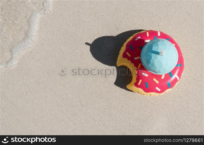 Tropical drinks on white sandy beach with copy space, Summer vacation and travel concept
