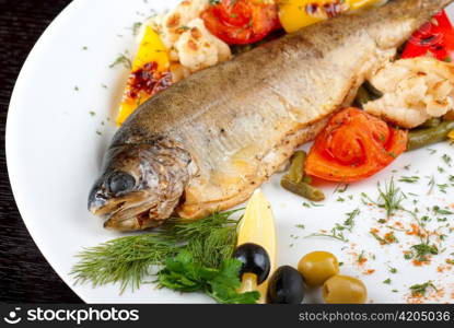 trout fish baked with pepper, string beans, tomato and cauliflower