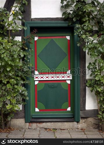 Tuer_in_Warnemuende. green, decorated door in Warnemuende on the Baltic Sea in Germany