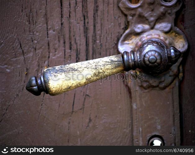Tuerklinke aus Holz. Door handle made of wood and metal