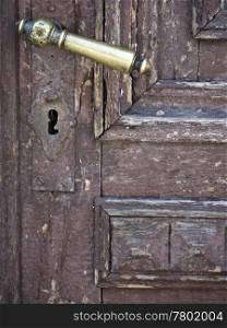 Tuerklinke-goldfarben. golden door handle in an old door