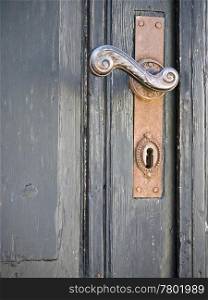 Tuerklinke-Kupfer. door handle in an old door