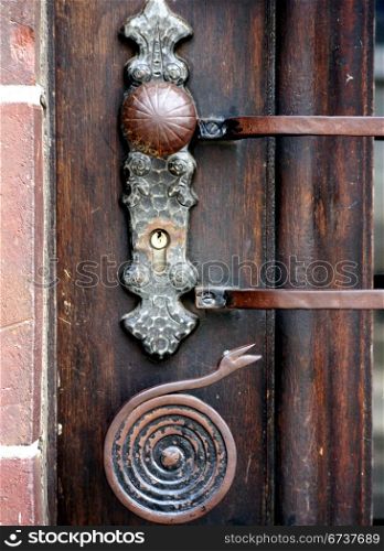Tuerknauf und Schlange. Door knob and fittings in snake form