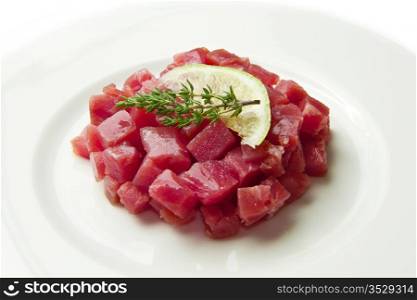 tuna tartare with fresh salad and lemon slice