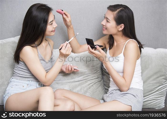 Two best friends making up together