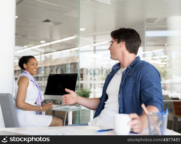 Two collegues having a conversation in a office