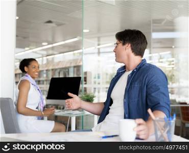 Two collegues having a conversation in a office