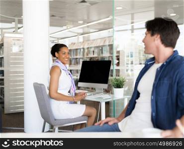 Two collegues having a conversation in a office