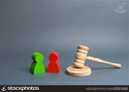Two figures of people opponents stand near the judge&rsquo;s gavel. Conflict resolution in court, claimant and respondent. Court case, resolution and disputes settling disputes. The judicial system.