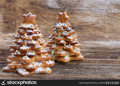 Two gingerbread christmas trees on wooden background. gingerbread christmas tree