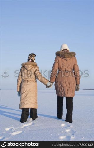 Two sisters go in the snow