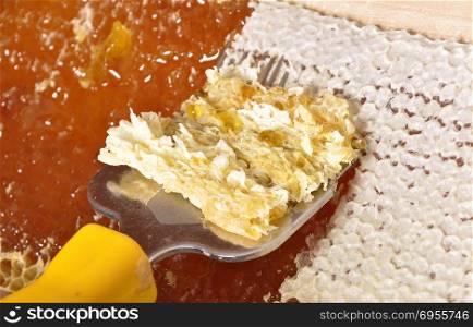 Uncapped honeycomb with uncapping fork