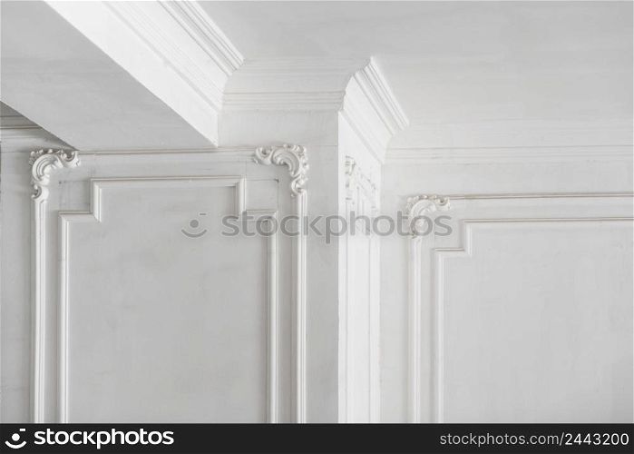 unfinished plaster molding on the ceiling and columns. decorative gypsum finish. plasterboard and painting works. plaster molding in the room