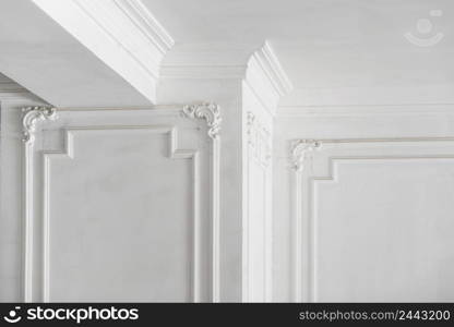 unfinished plaster molding on the ceiling and columns. decorative gypsum finish. plasterboard and painting works. plaster molding in the room