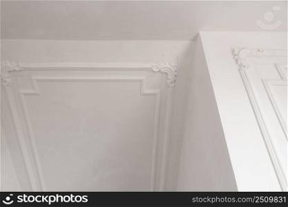 unfinished plaster molding on the ceiling and walls. decorative gypsum finish. plasterboard and painting works. plaster molding in the room