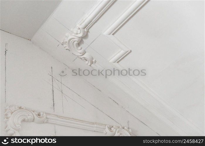 unfinished plaster molding on the ceiling. decorative gypsum finish. plasterboard and painting works. plaster molding in the room