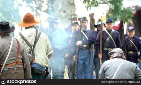Union and Confederate Civil War soldiers in battle