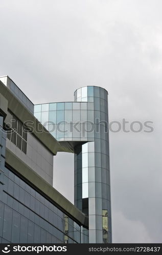 Urban office building with an external high-speed elevator