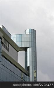 Urban office building with an external high-speed elevator