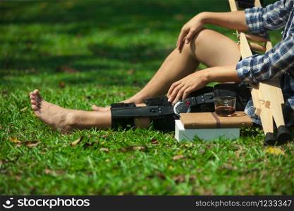 Use leg blockers after knee surgery to rest in the garden Read books eat coffee for physical therapy.