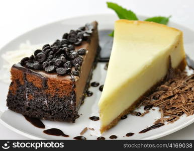 vanilla and chocolate cheesecakes