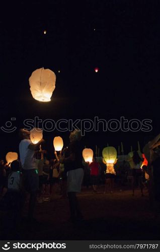 "VARAZZE, ITALY - AUGUST 8, 2015: People lighting hot air lanterns for event "Lanterne Volanti... nel cielo di Varazze""