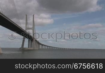 Vasco-da-Gama-Brncke nber den Fluss Tejo in Lissabon, Portugal, Zoom in