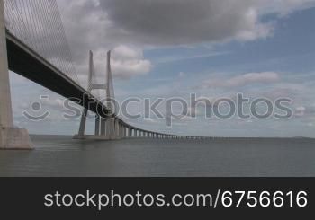 Vasco-da-Gama-Brncke nber den Fluss Tejo in Lissabon, Portugal, Zoom in Wolken