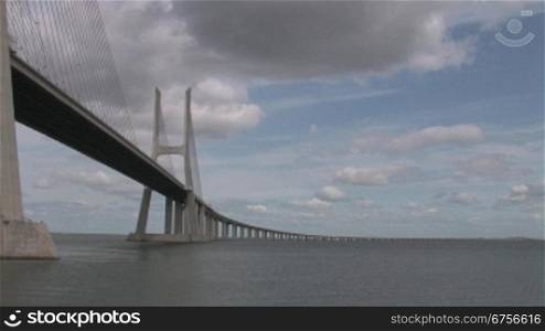 Vasco-da-Gama-Brncke nber den Fluss Tejo in Lissabon, Portugal, Zoom in Wolken