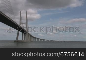 Vasco-da-Gama-Brncke nber den Fluss Tejo in Lissabon, Portugal, Zoom out