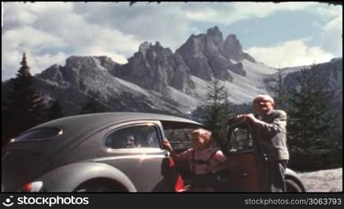 Vater mit dem Sohn in den Dolomiten
