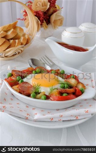 Vegetable stew with sausage and egg with crackers