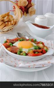 Vegetable stew with sausage and egg with crackers
