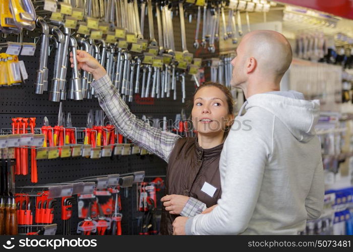 vendor helpding a customer