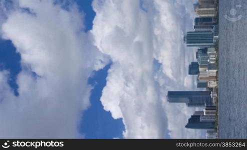 Vertikal Zeitraffer von der Skyline Miamis - Vertical time lapse of the Miami skyline