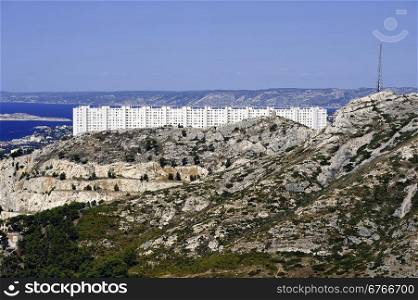 Very large building on the heights of the city that dominates the whole of Marseille