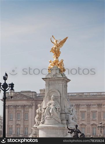 Victoria memorial in front of Buckingam palace in London