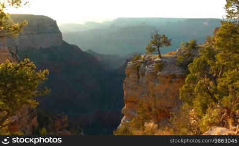 Ausblick auf einen Berg am Grand Canyon in Zeitraffer. (Translated):
View of a mountain at the Grand Canyon in time-lapse.